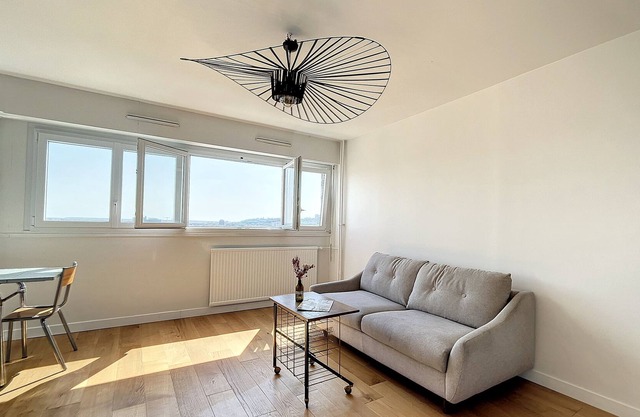 Sunny Apartment With View