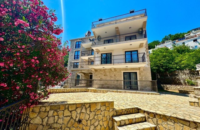 Sunny Bay Apartments