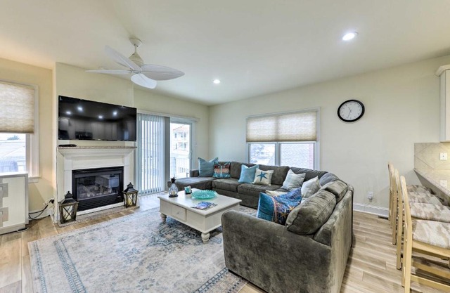 Sunny Brigantine Townhome Walk to Beach