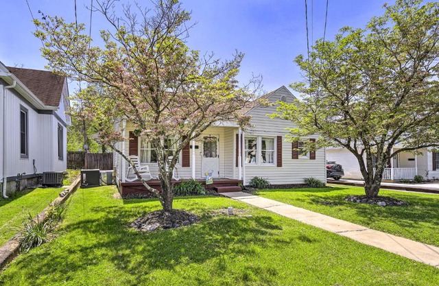 Sunny Bristol Home with Yard - Walk to Downtown