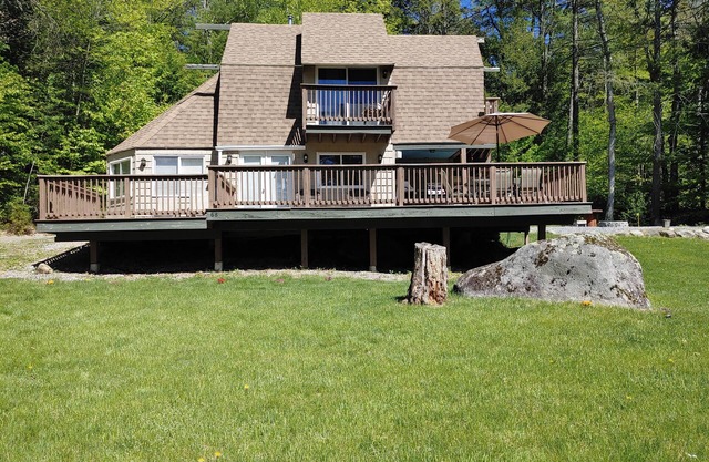 Sunny, cheerful, 3 bedroom family cottage on Sebago Cove. Sleeps 8!