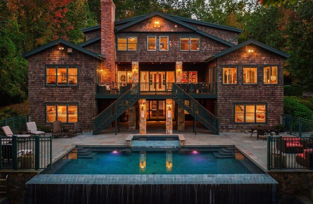 Sunny Days w/Lakeview, seasonal Pool, Hot Tub, close to dining, shopping, town