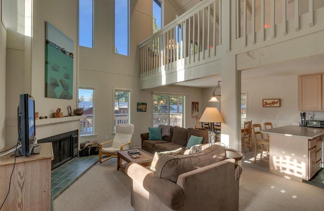 Sunny Daze at Dollar Point by Tahoe Getaways - Tahoe Classic w Open Floor Plan, Wood Fireplace, Close to Lake!