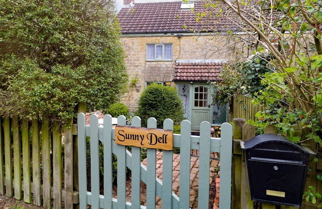 SUNNY DELL COTTAGE, pet friendly, with open fire in Bridport