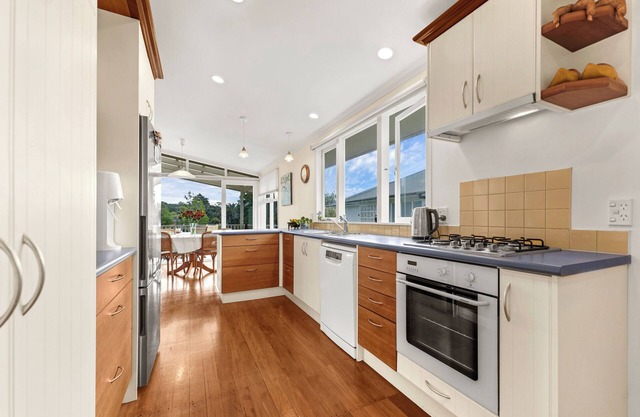 Sunny Family Home, just a short walk to the beach