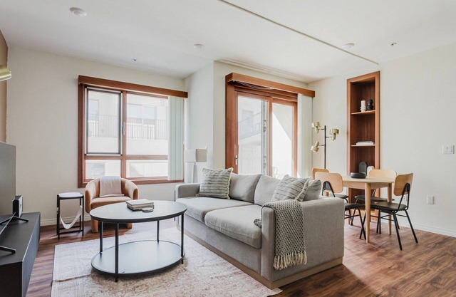 Sunny Hollywood 3BR w/Laundry, Full Kitchen & A/C, by Blueground