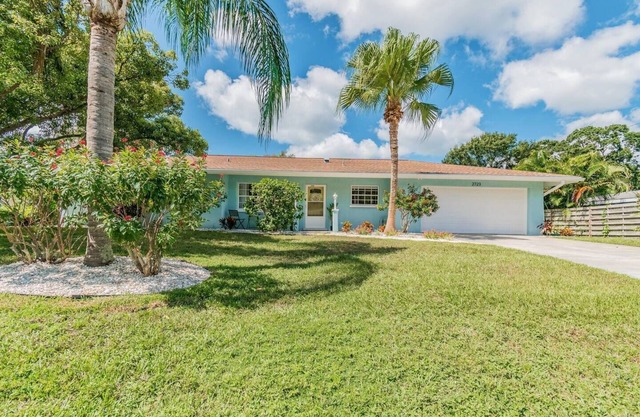 Sunny Palms - Spacious home with private garden by Gulfcoast Holiday Homes