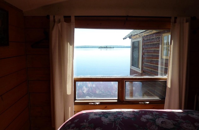Sunny Peaceful Log Cabin SW Exposure, Sandy Beach and Sunsets