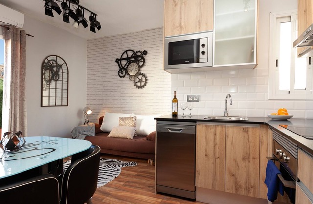 Sunny Penthouse 2 bedroom townhouse