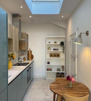 Sunny Studio with Parking and Private Entrance