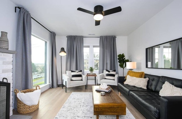 Sunny & stylish space in walkable neighborhood, 15min to pdx