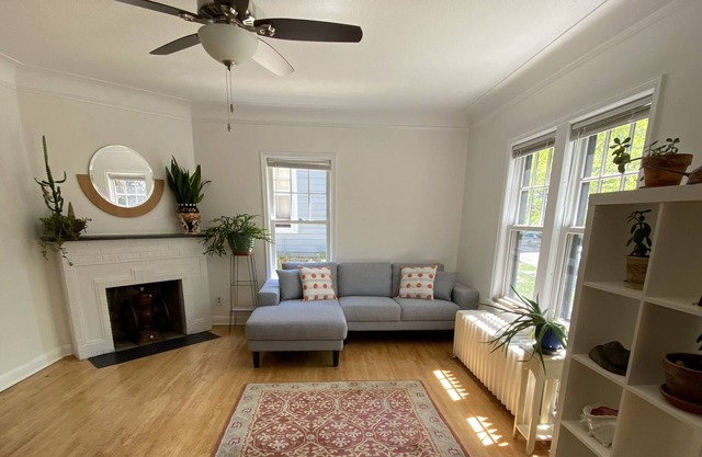 Sunny Two Bedroom, 1 Bathroom Apartment in Duplex