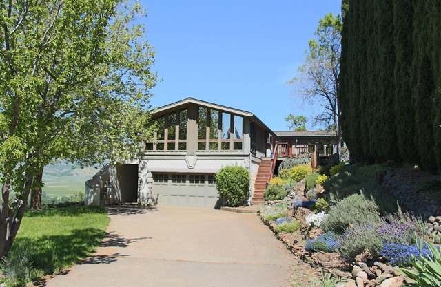 Sunny Villa with Hot Tub & Amazing Views of the Rogue Valley