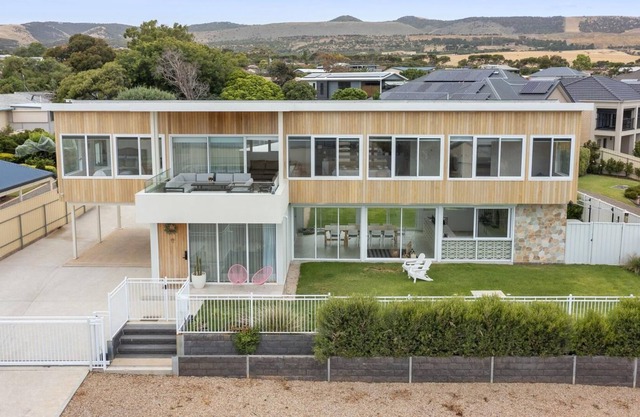 Sunnyside by Wine Coast Holiday Rentals - Be sure to escape and stay at beautiful ”Sunnyside.”