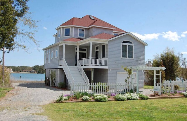 Sunrise Over Little Oyster Bay - 4BR Waterfront home with decks & pier.