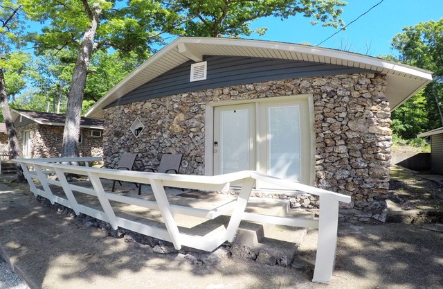 Sunrise Shores Cabin #3 Lake Front with a POOL! + WOOF