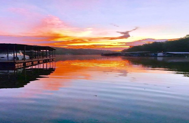 Sunrise Shores Cabin #4 Lake Front with a POOL!