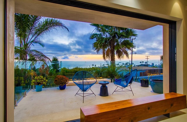 Sunset Cliffs Modern Luxury Estate with Ocean Views, Oversized Spa, AC, Yard & washer/dryer!