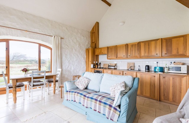 Sunset Cottage - Two Bedroom House, Sleeps 4