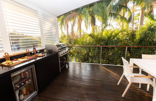 Sunset Palms. Stylish 3bd home with hot tub