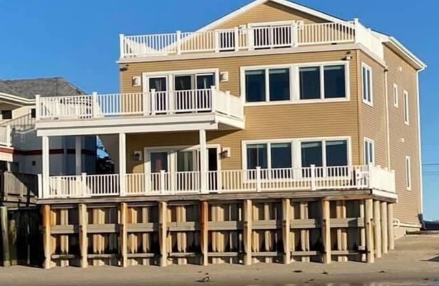 SUNSET POINT IN PIERCES POINT (3BR/2BA) WATER FRONT HOME