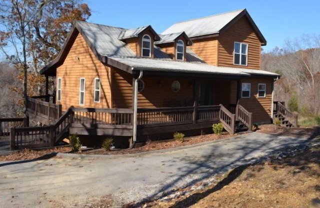 Sunset Sanctuary 3-level Cabin in the Woods with a view of Dale Hollow Lake