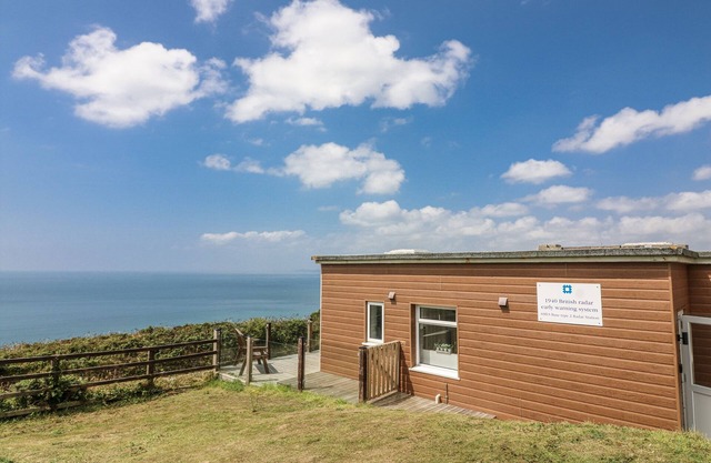 SUNSET SEA VIEW CHALET, pet friendly, with a garden in Millbrook
