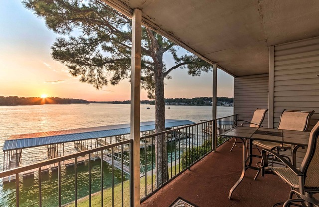 Sunset-view Resort Condo on Lake Hamilton!
