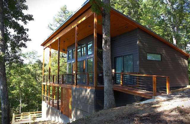 Sunset Views-Modern Lake Retreat