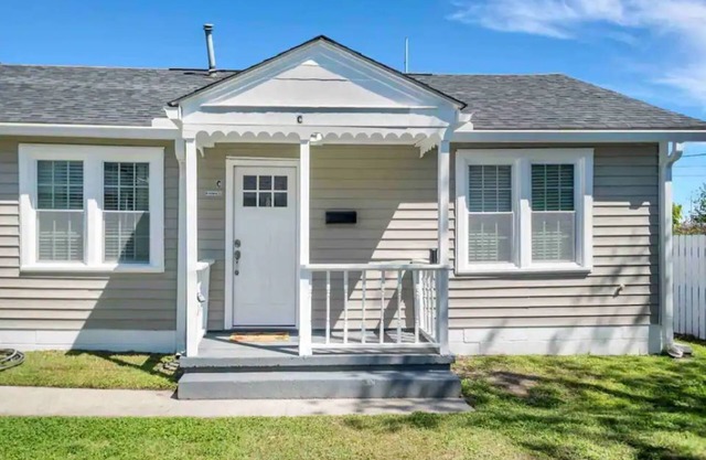 Sunshine Bungalow Minutes from DowntownCharlestonn