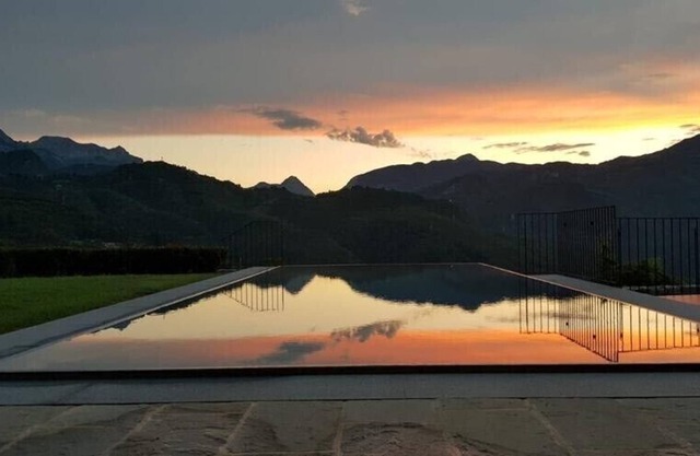 Superb villa with panoramic views of the Tuscan hills with infinity pool and sun terrace