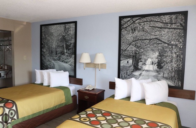 Super 8 by Wyndham Clarksville East