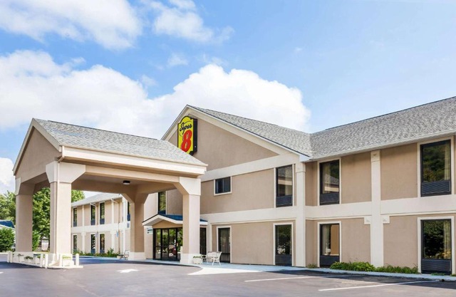 Super 8 by Wyndham Erwin, I-26 Exit 37