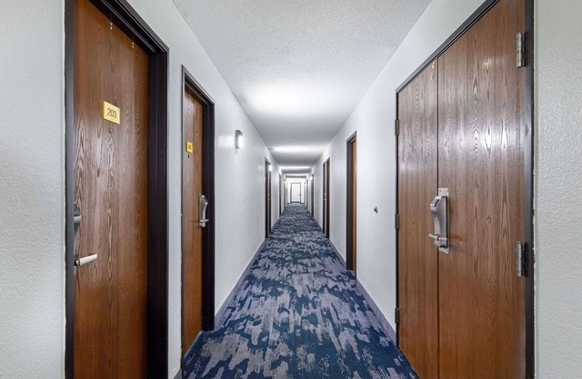 Super 8 by Wyndham Johnson City