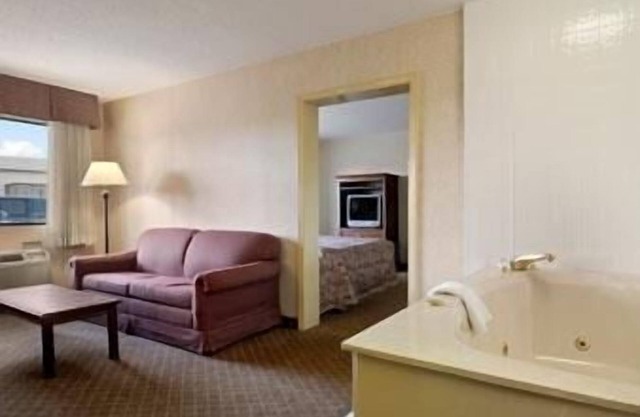 Super 8 by Wyndham Macon West