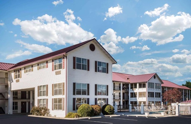 Super 8 by Wyndham Sevierville Riverside