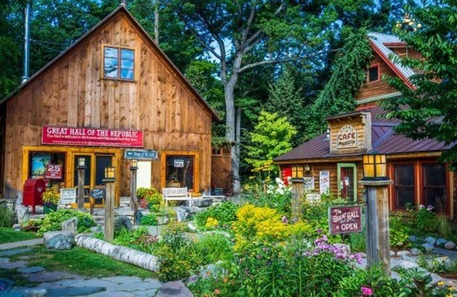 Super cute loft on the lake!