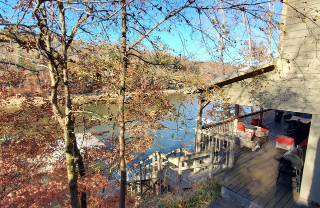 Super Fun Home in the Heart of Smith Lake, year round deep water, 7 Person Spa!