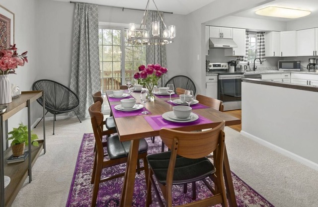 Super-Stylish 4BR Townhome in No VA. Fast WiFi, Roku TV, Fenced Backyard, 24.