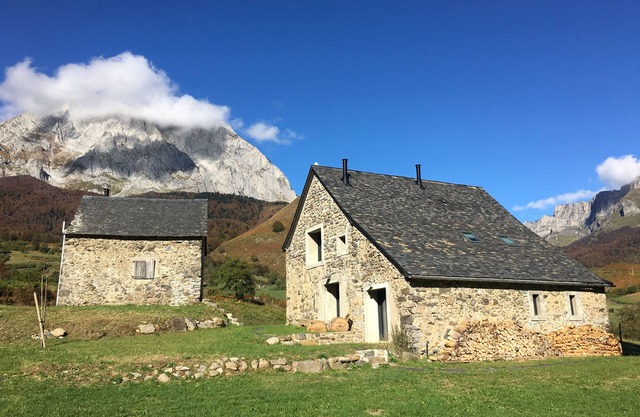 Superb sheepfold in the Lescun cirque with views of the Aiguilles d'Ansabère.