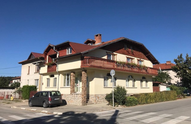 Superb Ski Chalet- sleeps 18 - run by English and German speaking ski instructor