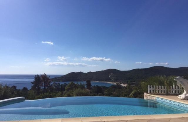 Superbe villa vue mer avec piscine a debordement