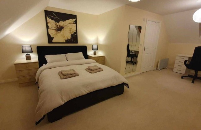 Superbly located 3 bedroom luxury house in Cheswick Village