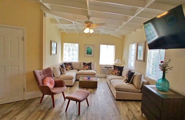Superior 2 bedrooms 2 bathrooms Suite - FLIRTY FLAMINGOS - Grand Turk Island!
