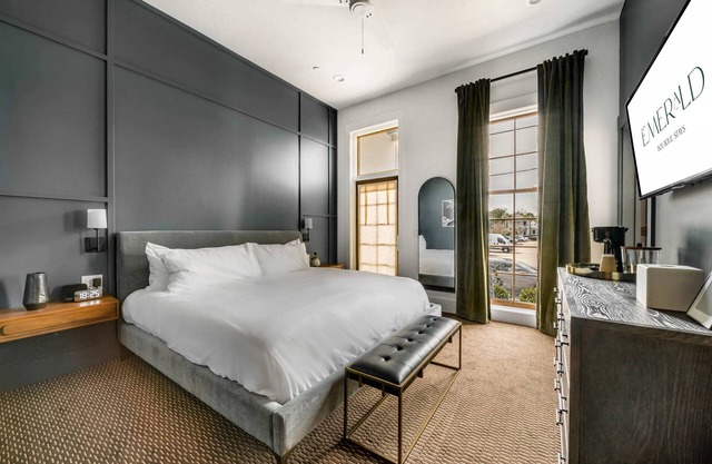 Superior King Room at The Emerald