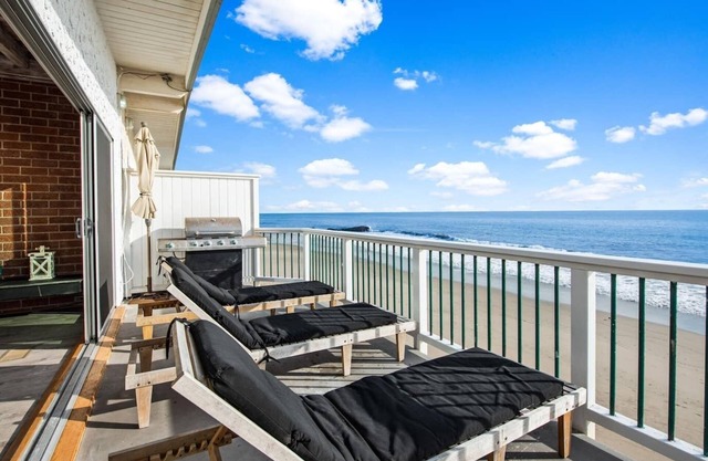 Superior Malibu Road Oceanfront Townhouse PRIVATE BEACH