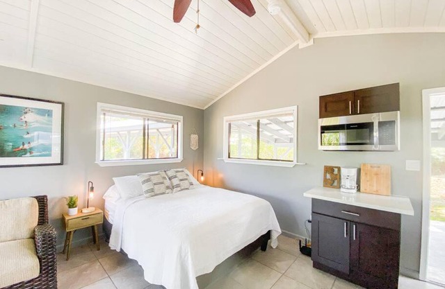Surf Getaway, Queen Bed, Private Lanai