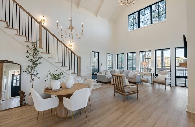 Surfing on Smith Lake ~ family-friendly & pet friendly lakehouse with hot tub