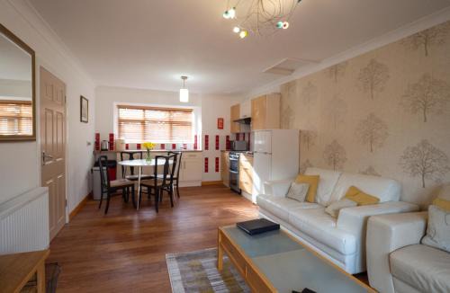 Surlingham Lodge Garden Cottage in RSPB village near Norwich