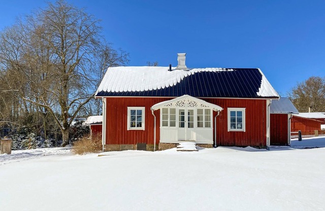 Surrounded by fishing lakes, this beautiful cottage welcomes you.